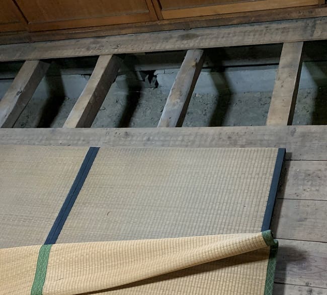 畳み板を外し床下への侵入経路を確保